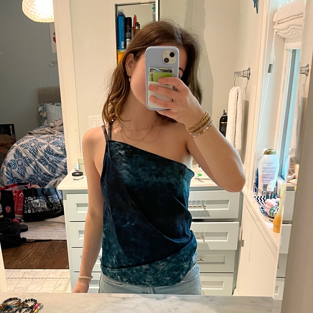 One shoulder top